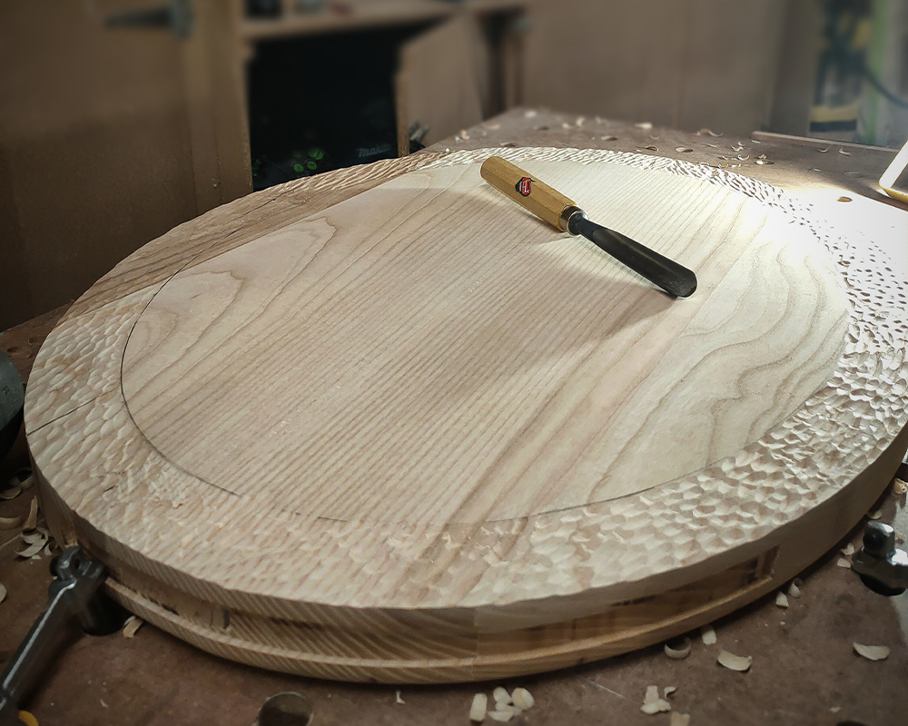 Table basse - Frêne-Olivier massif double teinte et laiton - à l'atelier